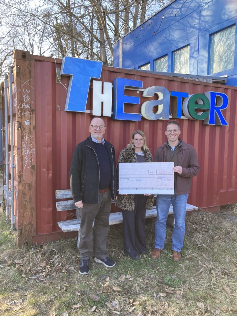 Gemeinsam für Kultur: FDP- MOL übergibt Spende an „Die andere Welt Bühne“